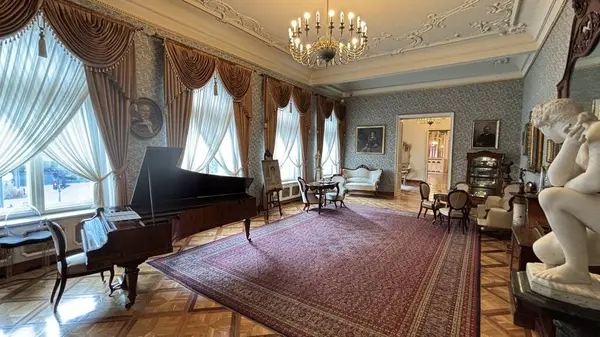 İzrael Poznanski Sarayı 'ndaki Lodz Müzesi' nin klasik iç mimari mobilya ve oda düzeni.