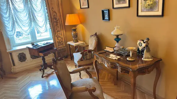 İzrael Poznanski Sarayı 'ndaki Lodz Müzesi' nin klasik iç mimari mobilya ve oda düzeni.