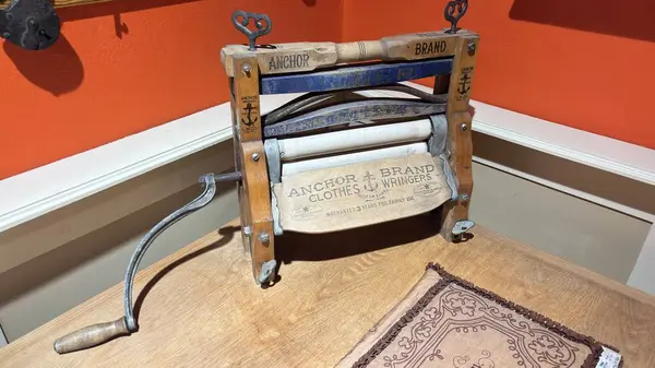 Kaliteli ahşap ve metal giysiler, geçmişten kalma pres silindirlerini eziyor.