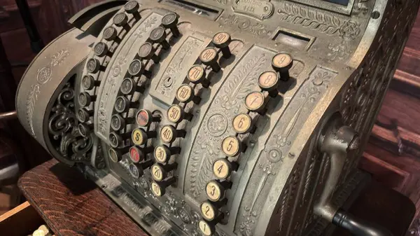 Düğmeleri ve dekoratif sanat deco özellikleri olan eski antika metal yazar para makinesi.