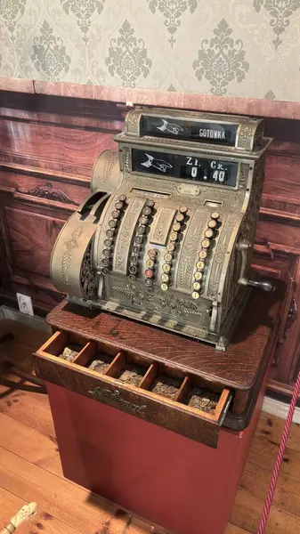 Düğmeleri ve dekoratif sanat deco özellikleri olan eski antika metal yazar para makinesi.