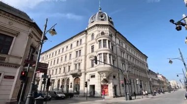 Polonya, Lodz 'daki şehir sokak manzarası. Bu Polonya şehir parkındaki mimari, binalar ve dükkanlar, sokak hayatı şehir manzarası.