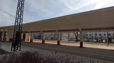 Polonya, Lodz 'daki şehir sokak manzarası. Bu Polonya şehir parkındaki mimari, binalar ve dükkanlar, sokak hayatı şehir manzarası.