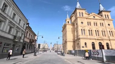 Polonya, Lodz 'daki şehir sokak manzarası. Bu Polonya şehir parkındaki mimari, binalar ve dükkanlar, sokak hayatı şehir manzarası.