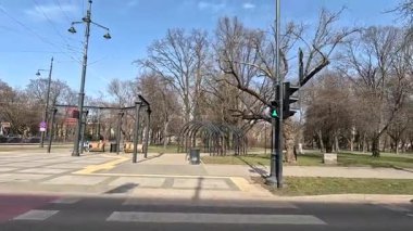 Polonya, Lodz 'daki şehir sokak manzarası. Bu Polonya şehir parkındaki mimari, binalar ve dükkanlar, sokak hayatı şehir manzarası.