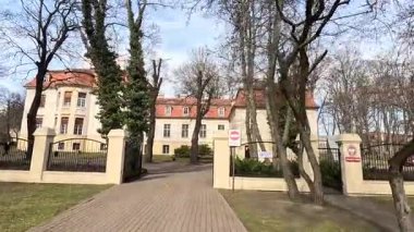 Polonya, Lodz 'daki şehir sokak manzarası. Bu Polonya şehir parkındaki mimari, binalar ve dükkanlar, sokak hayatı şehir manzarası.