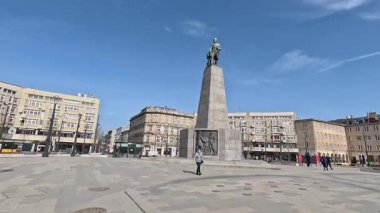 Polonya, Lodz 'daki şehir sokak manzarası. Bu Polonya şehir parkındaki mimari, binalar ve dükkanlar, sokak hayatı şehir manzarası.