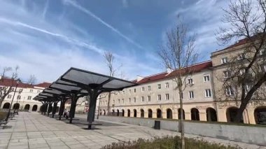 Polonya, Lodz 'daki şehir sokak manzarası. Bu Polonya şehir parkındaki mimari, binalar ve dükkanlar, sokak hayatı şehir manzarası.