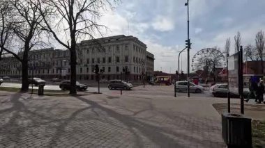 Polonya, Lodz 'daki şehir sokak manzarası. Bu Polonya şehir parkındaki mimari, binalar ve dükkanlar, sokak hayatı şehir manzarası.