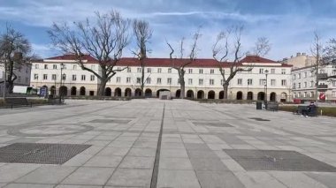 Polonya, Lodz 'daki şehir sokak manzarası. Bu Polonya şehir parkındaki mimari, binalar ve dükkanlar, sokak hayatı şehir manzarası.