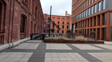 Polonya, Lodz 'daki şehir sokak manzarası. Bu Polonya şehir parkındaki mimari, binalar ve dükkanlar, sokak hayatı şehir manzarası.