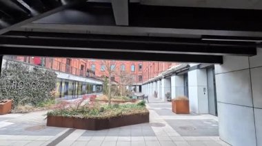 Polonya, Lodz 'daki şehir sokak manzarası. Bu Polonya şehir parkındaki mimari, binalar ve dükkanlar, sokak hayatı şehir manzarası.