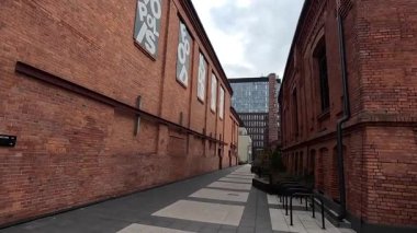 Polonya, Lodz 'daki şehir sokak manzarası. Bu Polonya şehir parkındaki mimari, binalar ve dükkanlar, sokak hayatı şehir manzarası.