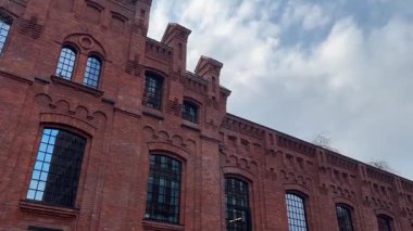 Polonya, Lodz 'daki şehir sokak manzarası. Bu Polonya şehir parkındaki mimari, binalar ve dükkanlar, sokak hayatı şehir manzarası.