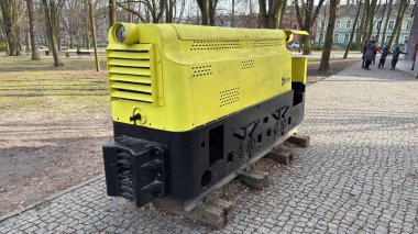 Eski sarı dizel lokomotif. Yeraltı kömür madeni ulaşım demiryolu motoru. Polonya yapımı sarı makine. 