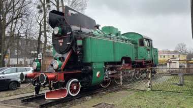 Eski Polonya buhar tankı lokomotifi Czestochowa ana tren istasyonunda. Klasik toplu taşıma demiryolu motoru. Polski 