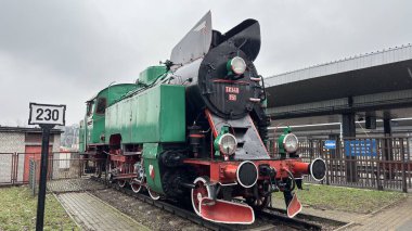 Eski Polonya buhar tankı lokomotifi Czestochowa ana tren istasyonunda. Klasik toplu taşıma demiryolu motoru. Polski 