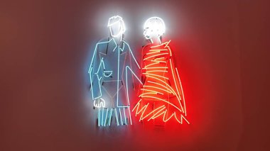 Geçmişten iki tasarımcı ve çağdaş giysili neon ışık gösterisi. Tarihi modalar sergileniyor. Dükkan ve moda gösterisi