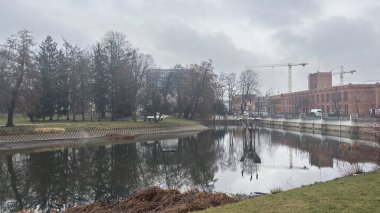 Helenow 'u Lodz, Polonya' ya park et. Bu Polonya kasabasında mimarlık, binalar ve dükkanlar