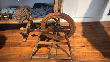 Eski usul ahşap çarkıfelek Jenny bez ev dekorasyonu yünü dokuma makinesi yapıyor