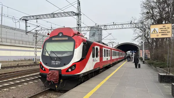 Poznan ana tren istasyonundaki modern elektrikli tren lokomotifi. Yeraltı taşımacılığı demiryolu. Lehçe 