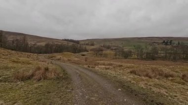 İskoç kırlarını ve tepelerini süpürdü. Perthshire sıradağları. Cnoc Beithe tepesi. Otlaklar, koyunlar ve akan su. Dağlık nehir bulutlu vahşi yerleri yakıyor.