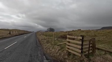 İskoç kırlarını ve tepelerini süpürdü. Perthshire sıradağları. Cnoc Beithe tepesi. Otlaklar, koyunlar ve akan su. Dağlık nehir bulutlu vahşi yerleri yakıyor.