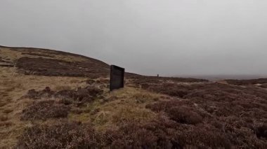 İskoç kırlarını ve tepelerini süpürdü. Perthshire sıradağları. Cnoc Beithe tepesi. Otlaklar, koyunlar ve akan su. Dağlık nehir bulutlu vahşi yerleri yakıyor.