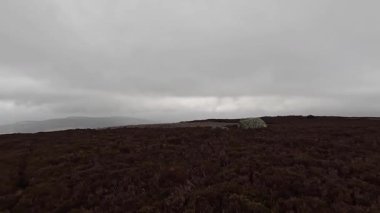 İskoç kırlarını ve tepelerini süpürdü. Perthshire sıradağları. Cnoc Beithe tepesi. Otlaklar, koyunlar ve akan su. Dağlık nehir bulutlu vahşi yerleri yakıyor.