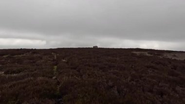 İskoç kırlarını ve tepelerini süpürdü. Perthshire sıradağları. Cnoc Beithe tepesi. Otlaklar, koyunlar ve akan su. Dağlık nehir bulutlu vahşi yerleri yakıyor.
