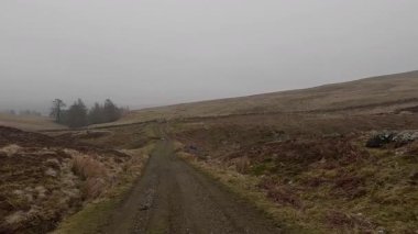 İskoç kırlarını ve tepelerini süpürdü. Perthshire sıradağları. Cnoc Beithe tepesi. Otlaklar, koyunlar ve akan su. Dağlık nehir bulutlu vahşi yerleri yakıyor.