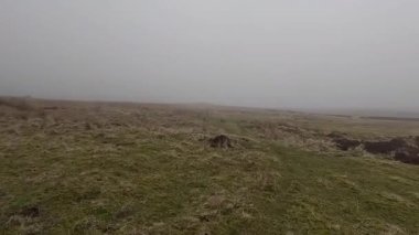 İskoç kırlarını ve tepelerini süpürdü. Perthshire sıradağları. Cnoc Beithe tepesi. Otlaklar, koyunlar ve akan su. Dağlık nehir bulutlu vahşi yerleri yakıyor.