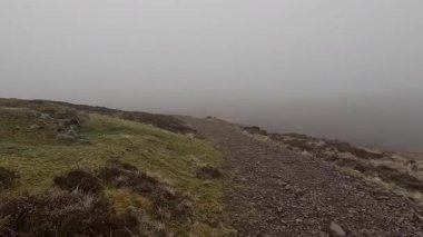 İskoç kırlarını ve tepelerini süpürdü. Perthshire sıradağları. Cnoc Beithe tepesi. Otlaklar, koyunlar ve akan su. Dağlık nehir bulutlu vahşi yerleri yakıyor.
