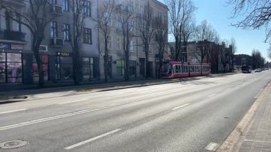 Tramvay Czestochowa sokaklarında seyahat ediyor. Czestochowa 'nın toplu taşıma sistemi. Polonya tramvayları. Sokak manzaralı.