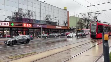 Tramvay Czestochowa sokaklarında seyahat ediyor. Czestochowa 'nın toplu taşıma sistemi. Polonya tramvayları. Sokak manzaralı.