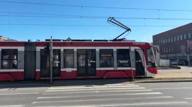 Tramvay Czestochowa sokaklarında seyahat ediyor. Czestochowa 'nın toplu taşıma sistemi. Polonya tramvayları. Sokak manzaralı.