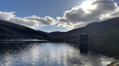 Glensherup Barajı. Manzara manzaralı tepeler ve dağlar İskoçya 'nın vadileri ve vadileri. Perthshire arazi yürüyüşü patikası
