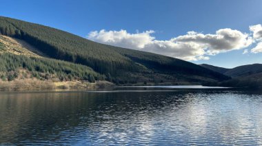 Glensherup Barajı. Manzara manzaralı tepeler ve dağlar İskoçya 'nın vadileri ve vadileri. Perthshire arazi yürüyüşü patikası