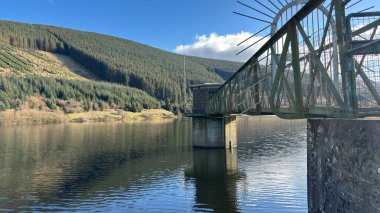 Glensherup Barajı. Manzara manzaralı tepeler ve dağlar İskoçya 'nın vadileri ve vadileri. Perthshire arazi yürüyüşü patikası