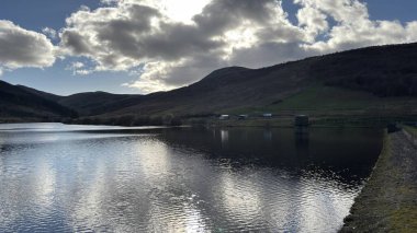 Glensherup Barajı. Manzara manzaralı tepeler ve dağlar İskoçya 'nın vadileri ve vadileri. Perthshire arazi yürüyüşü patikası
