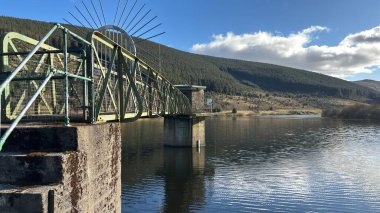 Glensherup Barajı. Manzara manzaralı tepeler ve dağlar İskoçya 'nın vadileri ve vadileri. Perthshire arazi yürüyüşü patikası