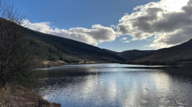 Glensherup Barajı. Manzara manzaralı tepeler ve dağlar İskoçya 'nın vadileri ve vadileri. Perthshire arazi yürüyüşü patikası