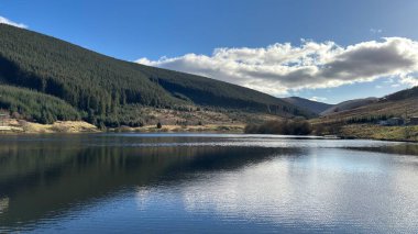 Glensherup Barajı. Manzara manzaralı tepeler ve dağlar İskoçya 'nın vadileri ve vadileri. Perthshire arazi yürüyüşü patikası