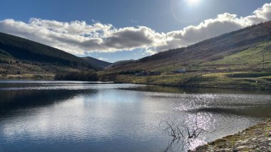 Glensherup Barajı. Manzara manzaralı tepeler ve dağlar İskoçya 'nın vadileri ve vadileri. Perthshire arazi yürüyüşü patikası