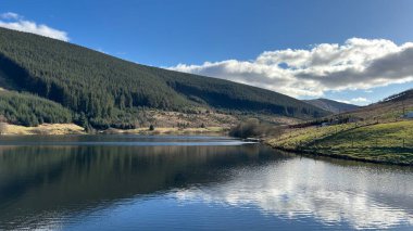 Glensherup Barajı. Manzara manzaralı tepeler ve dağlar İskoçya 'nın vadileri ve vadileri. Perthshire arazi yürüyüşü patikası
