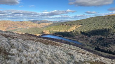 Glensherup Barajı. Manzara manzaralı tepeler ve dağlar İskoçya 'nın vadileri ve vadileri. Perthshire arazi yürüyüşü patikası