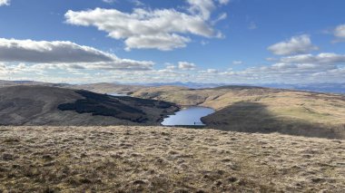 Manzara manzaralı tepeler ve dağlar İskoçya 'nın vadileri ve vadileri. Perthshire arazi yürüyüşü patikası