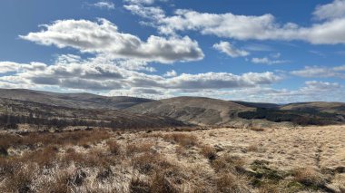 Manzara manzaralı tepeler ve dağlar İskoçya 'nın vadileri ve vadileri. Perthshire arazi yürüyüşü patikası