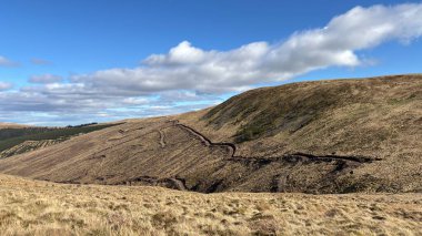 Manzara manzaralı tepeler ve dağlar İskoçya 'nın vadileri ve vadileri. Perthshire arazi yürüyüşü patikası