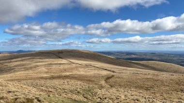 Manzara manzaralı tepeler ve dağlar İskoçya 'nın vadileri ve vadileri. Perthshire arazi yürüyüşü patikası